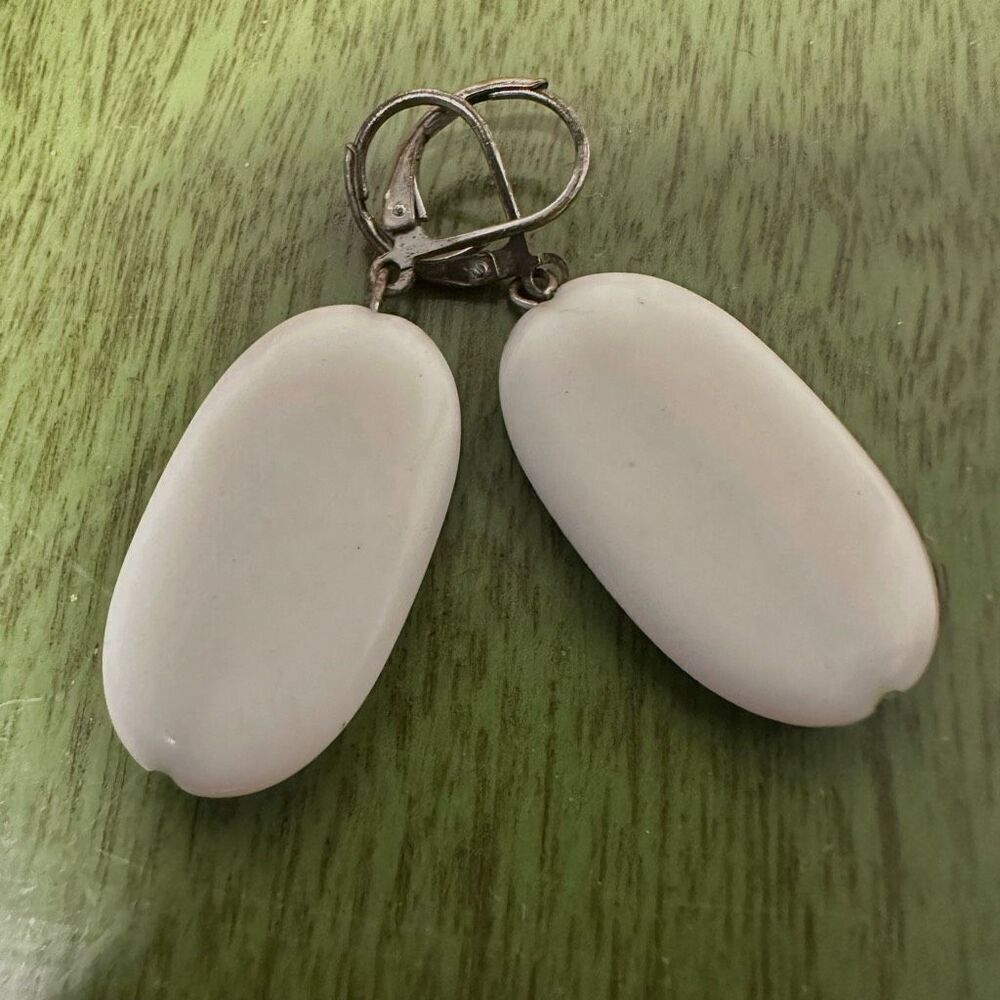 Whiteāoval dropāearrings